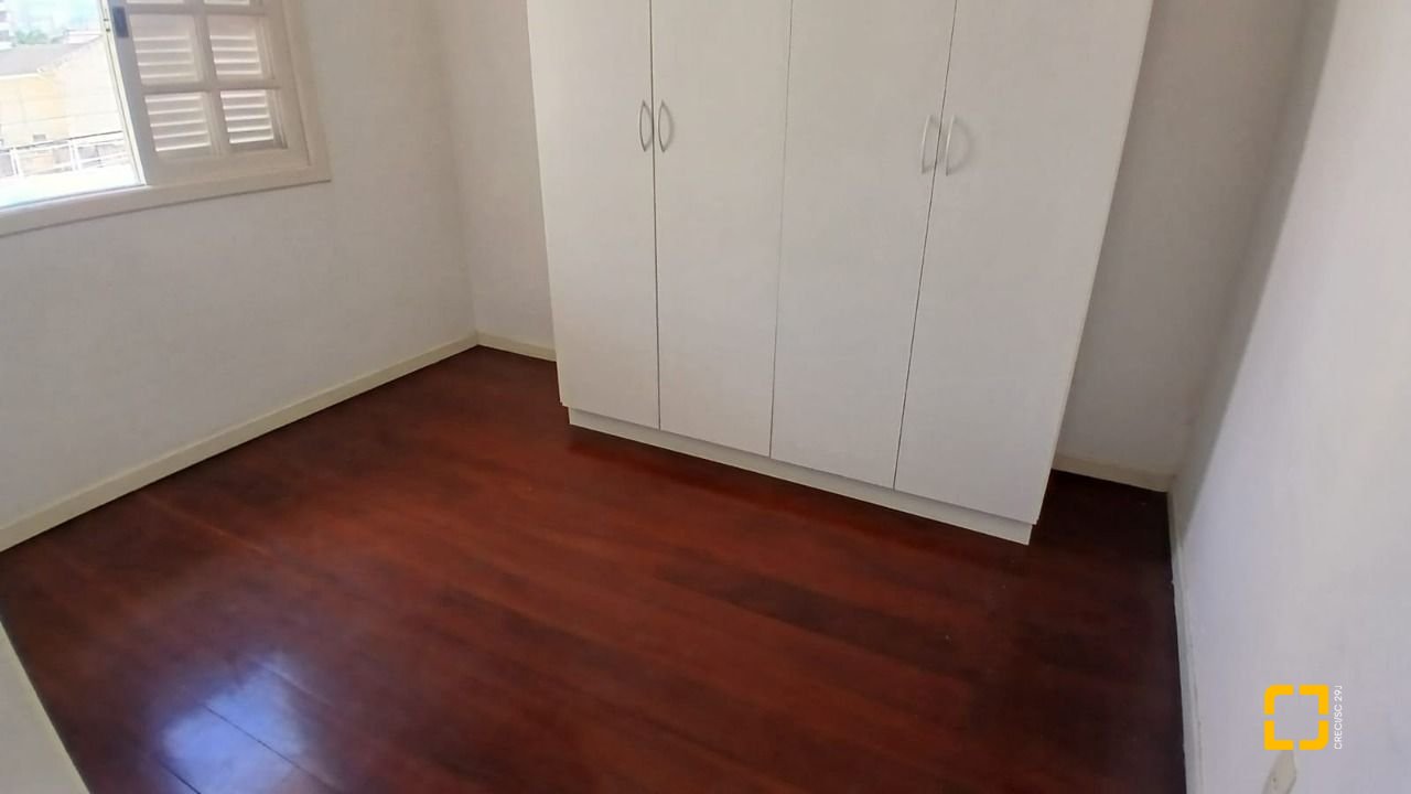 Casa com 237m², 6 quartos (sendo 1 suíte), 6 garagens, no bairro Balneário em Florianópolis