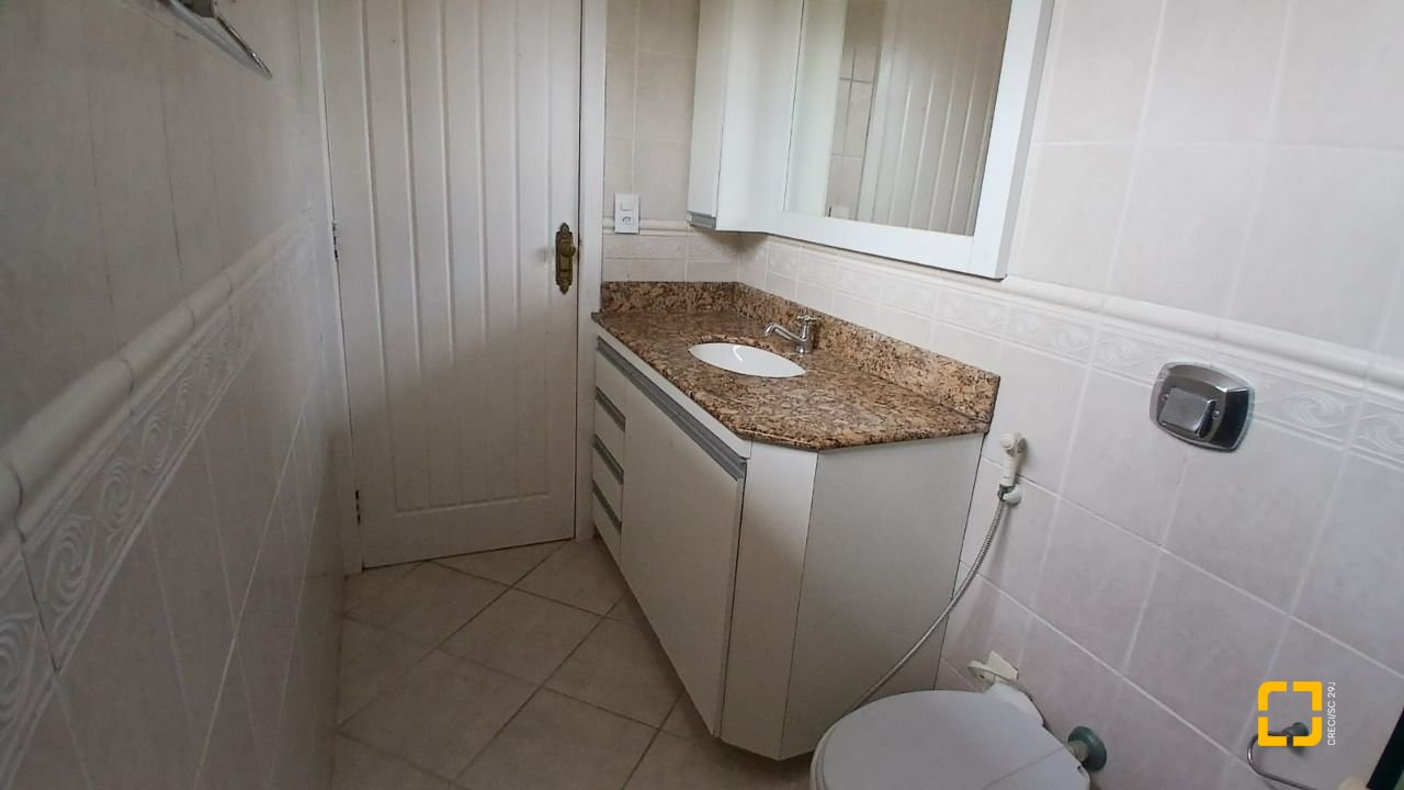Casa com 237m², 6 quartos (sendo 1 suíte), 6 garagens, no bairro Balneário em Florianópolis