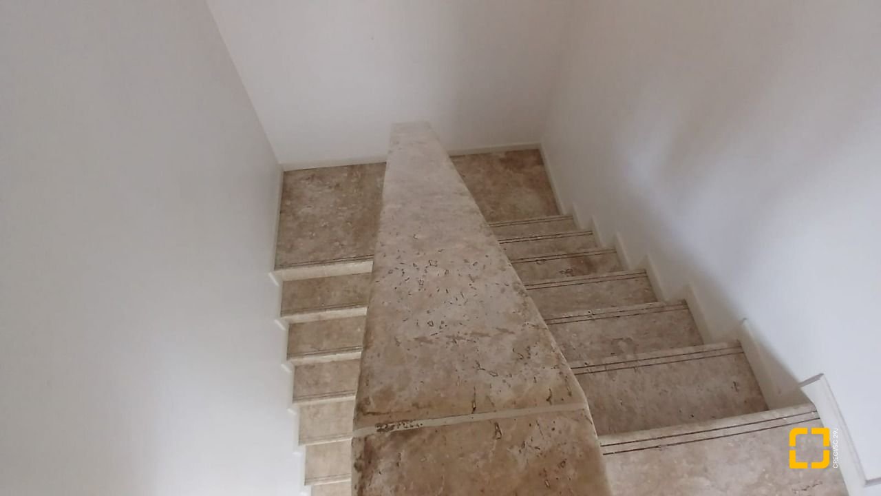 Casa com 237m², 6 quartos (sendo 1 suíte), 6 garagens, no bairro Balneário em Florianópolis