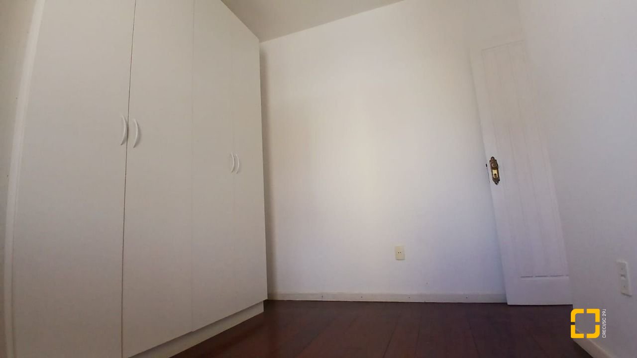 Casa com 237m², 6 quartos (sendo 1 suíte), 6 garagens, no bairro Balneário em Florianópolis