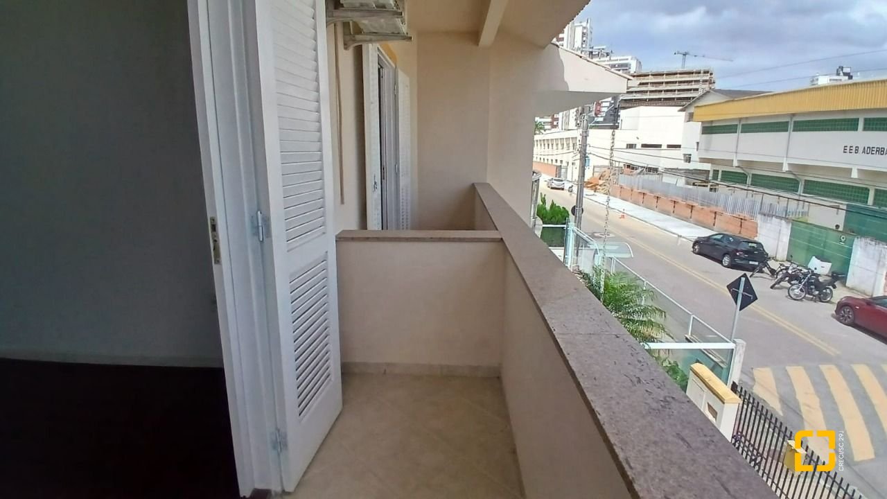 Casa com 237m², 6 quartos (sendo 1 suíte), 6 garagens, no bairro Balneário em Florianópolis