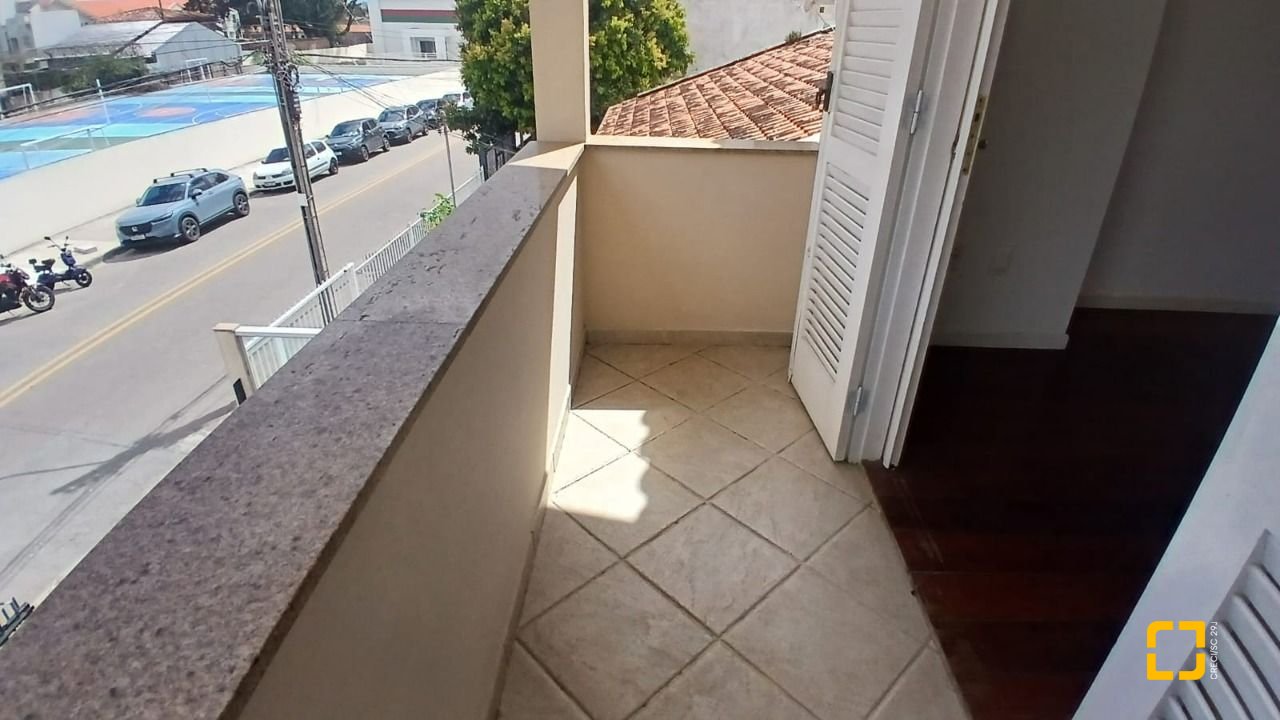 Casa com 237m², 6 quartos (sendo 1 suíte), 6 garagens, no bairro Balneário em Florianópolis