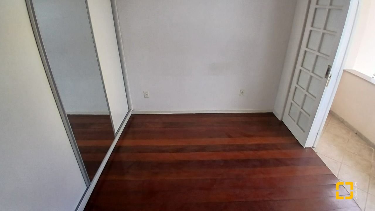 Casa com 237m², 6 quartos (sendo 1 suíte), 6 garagens, no bairro Balneário em Florianópolis