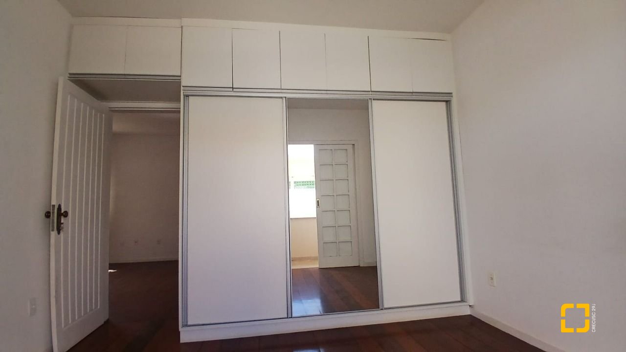 Casa com 237m², 6 quartos (sendo 1 suíte), 6 garagens, no bairro Balneário em Florianópolis