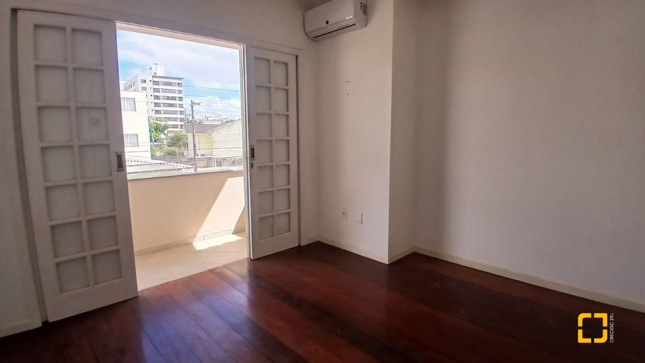 Casa com 237m², 6 quartos (sendo 1 suíte), 6 garagens, no bairro Balneário em Florianópolis