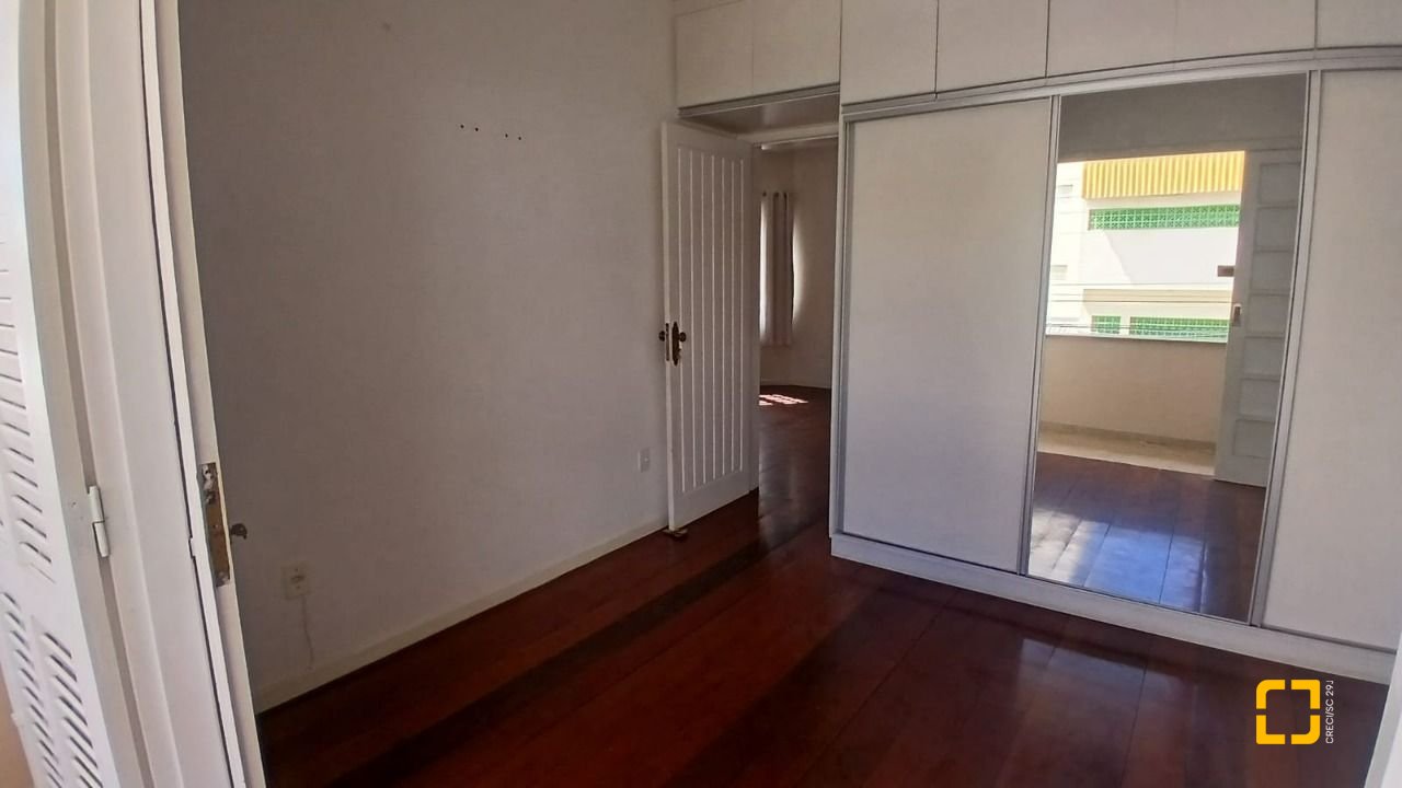 Casa com 237m², 6 quartos (sendo 1 suíte), 6 garagens, no bairro Balneário em Florianópolis