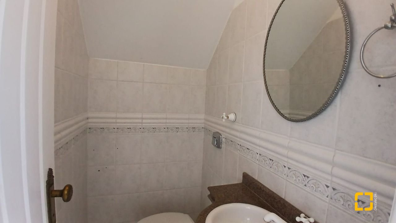 Casa com 237m², 6 quartos (sendo 1 suíte), 6 garagens, no bairro Balneário em Florianópolis