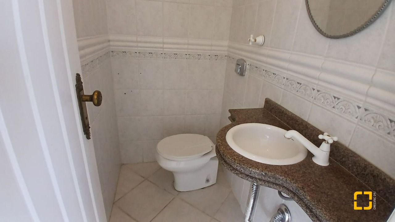 Casa com 237m², 6 quartos (sendo 1 suíte), 6 garagens, no bairro Balneário em Florianópolis