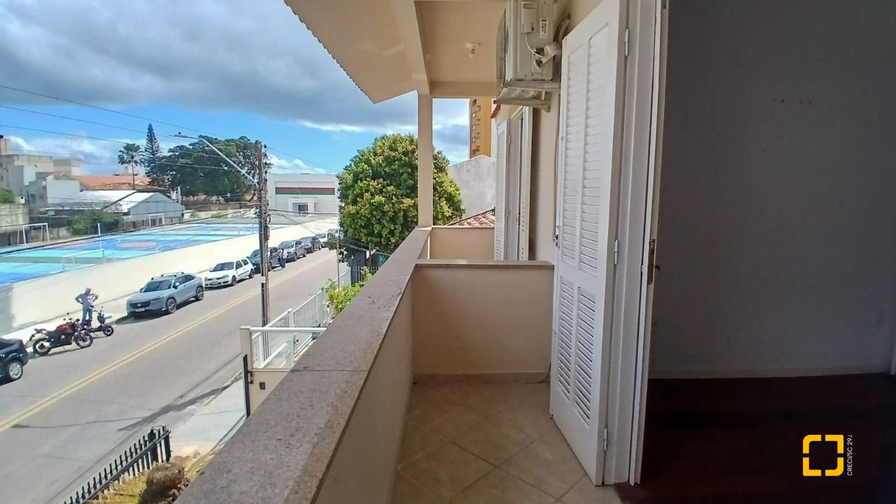 Casa com 237m², 6 quartos (sendo 1 suíte), 6 garagens, no bairro Balneário em Florianópolis