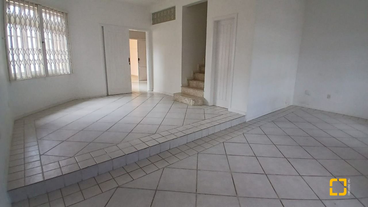 Casa com 237m², 6 quartos (sendo 1 suíte), 6 garagens, no bairro Balneário em Florianópolis