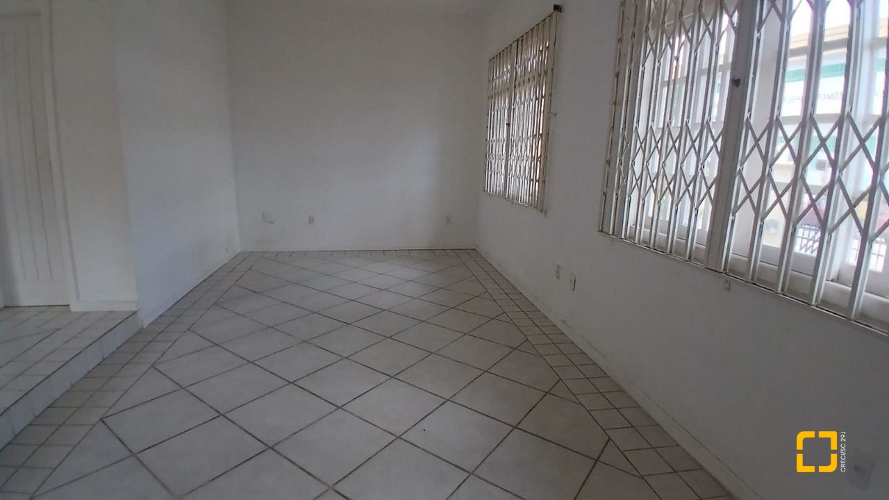 Casa com 237m², 6 quartos (sendo 1 suíte), 6 garagens, no bairro Balneário em Florianópolis