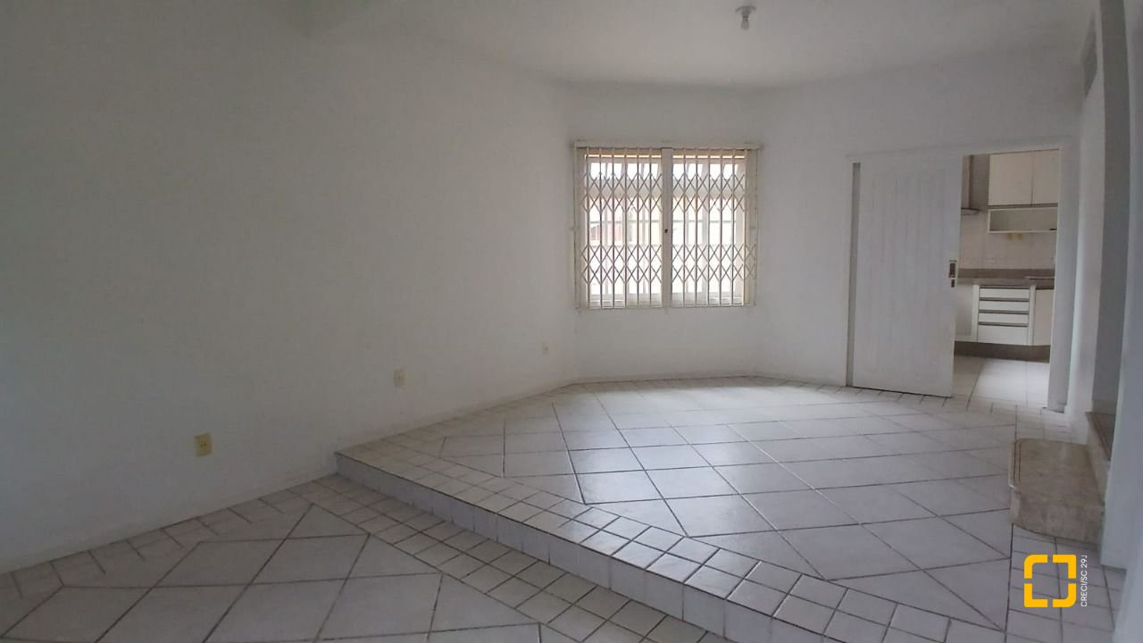 Casa com 237m², 6 quartos (sendo 1 suíte), 6 garagens, no bairro Balneário em Florianópolis