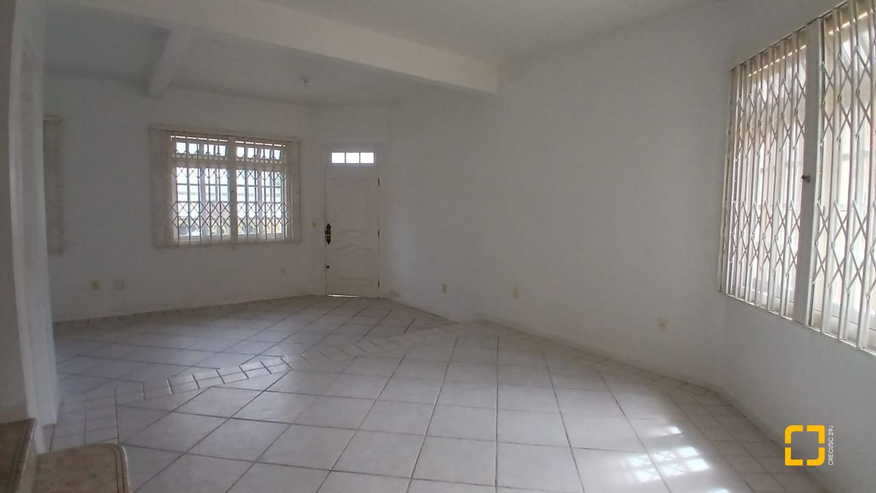 Casa com 237m², 6 quartos (sendo 1 suíte), 6 garagens, no bairro Balneário em Florianópolis