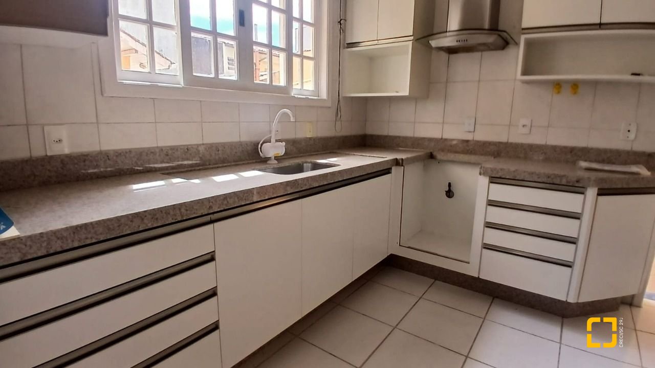 Casa com 237m², 6 quartos (sendo 1 suíte), 6 garagens, no bairro Balneário em Florianópolis