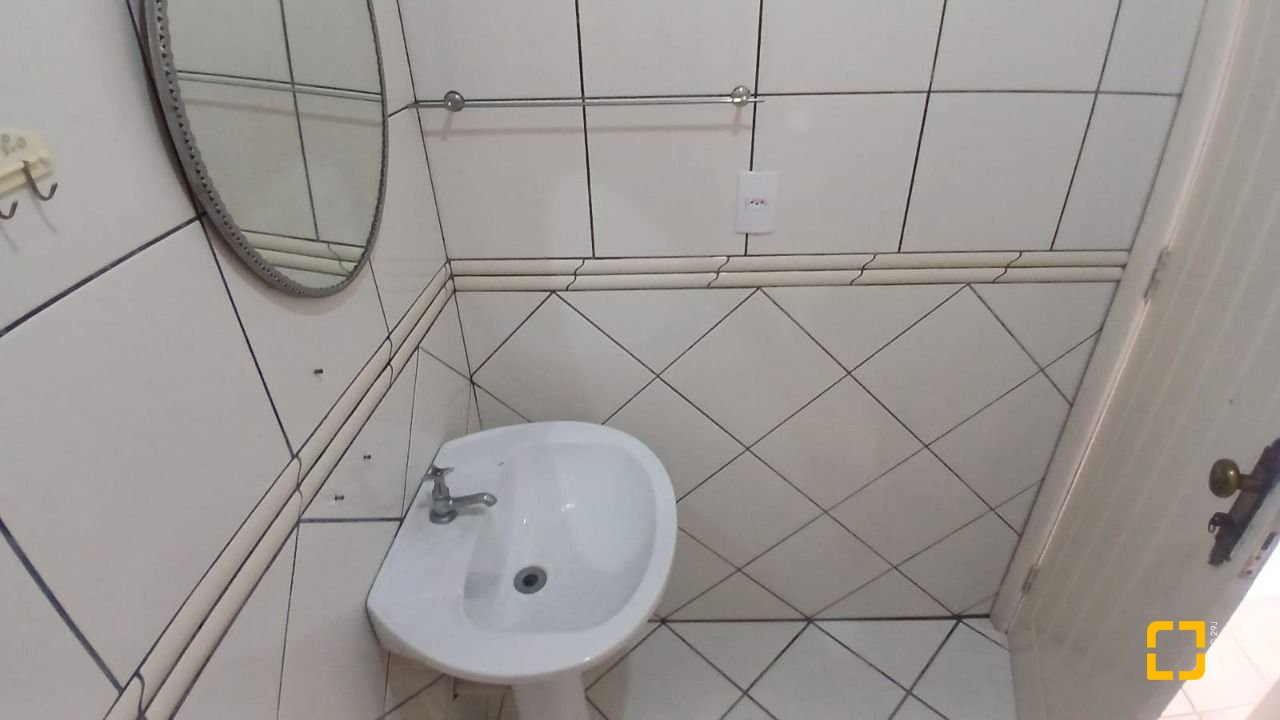 Casa com 237m², 6 quartos (sendo 1 suíte), 6 garagens, no bairro Balneário em Florianópolis