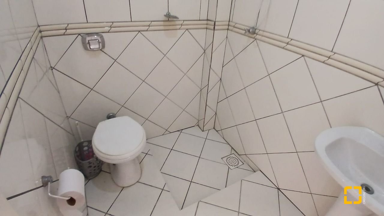Casa com 237m², 6 quartos (sendo 1 suíte), 6 garagens, no bairro Balneário em Florianópolis