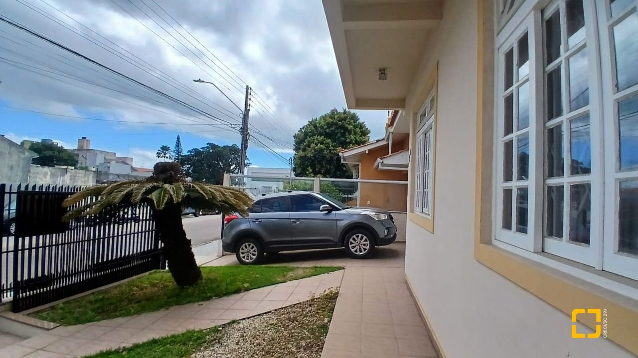 Casa com 237m², 6 quartos (sendo 1 suíte), 6 garagens, no bairro Balneário em Florianópolis