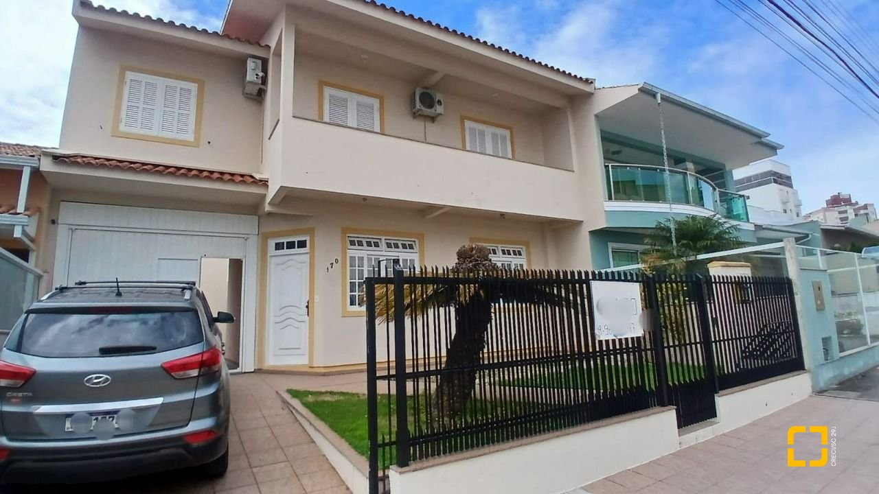 Casa com 237m², 6 quartos (sendo 1 suíte), 6 garagens, no bairro Balneário em Florianópolis