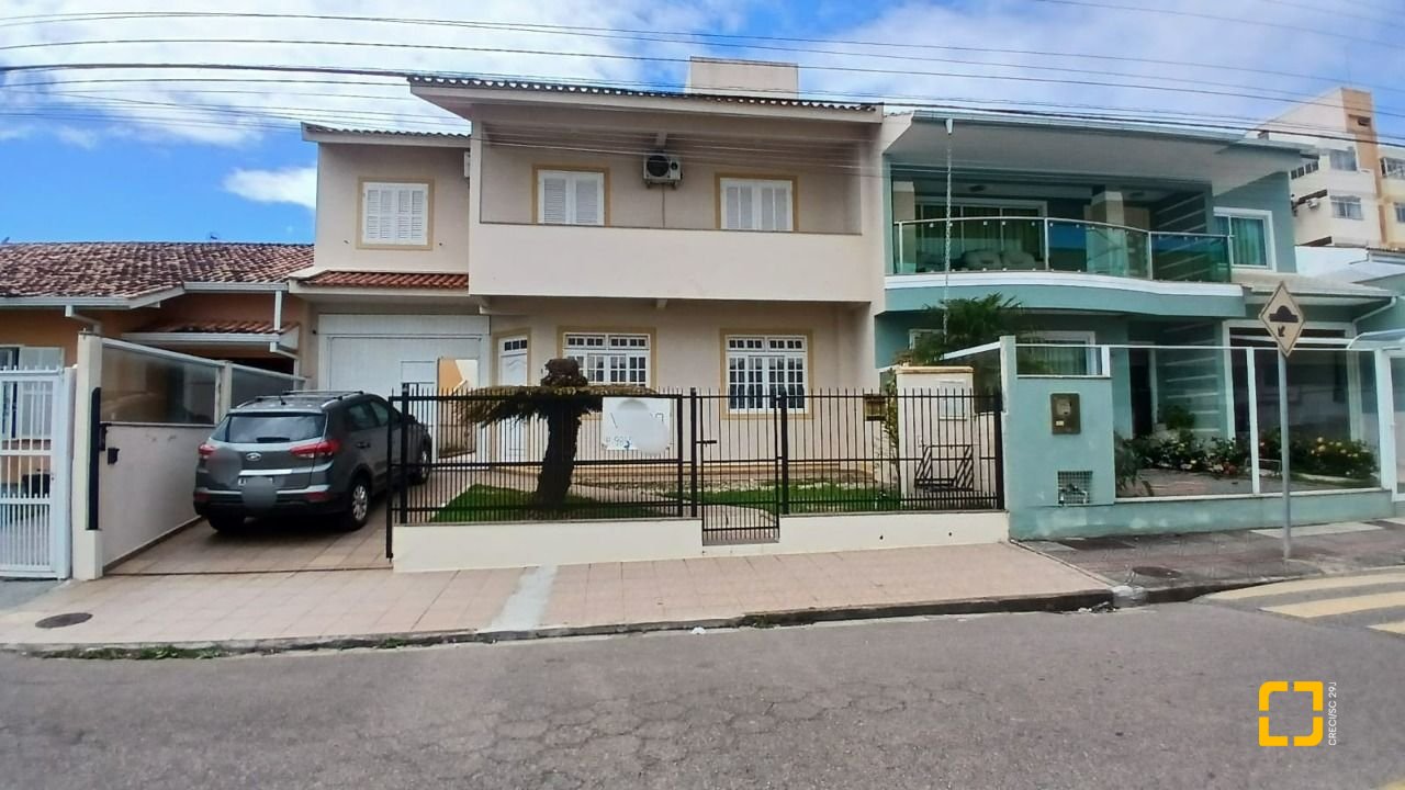 Casa com 237m², 6 quartos (sendo 1 suíte), 6 garagens, no bairro Balneário em Florianópolis