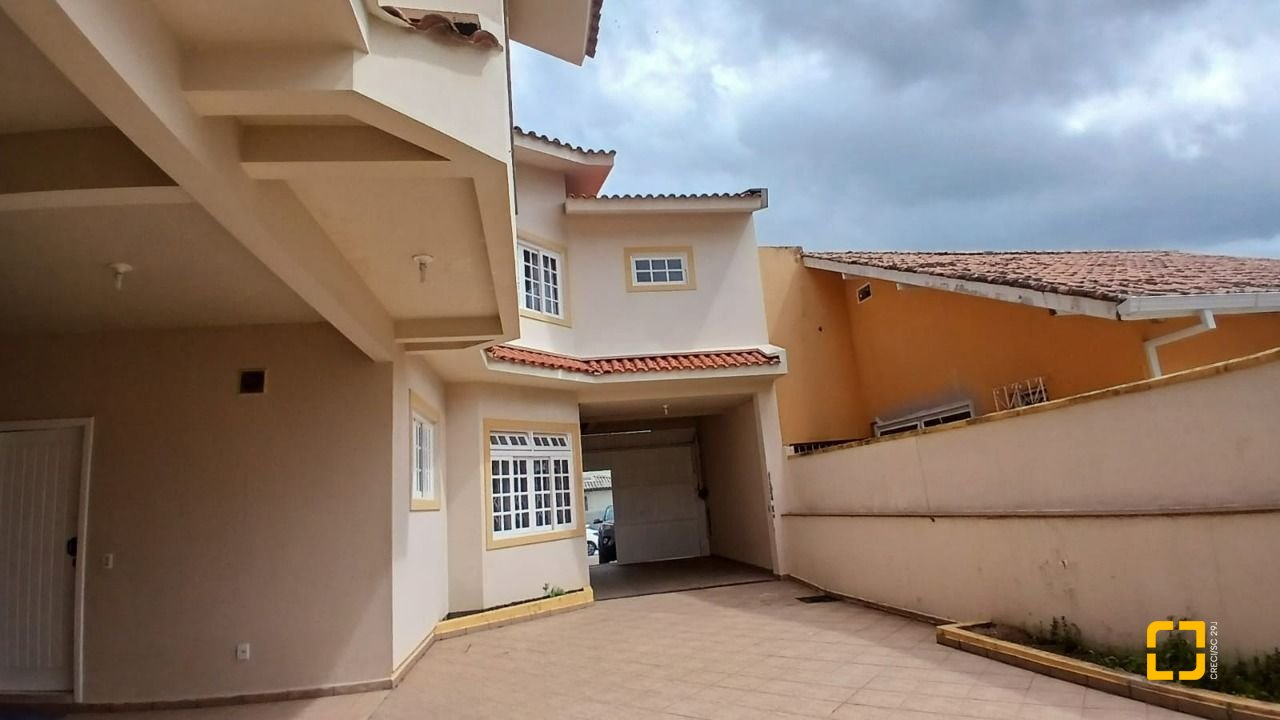 Casa com 237m², 6 quartos (sendo 1 suíte), 6 garagens, no bairro Balneário em Florianópolis