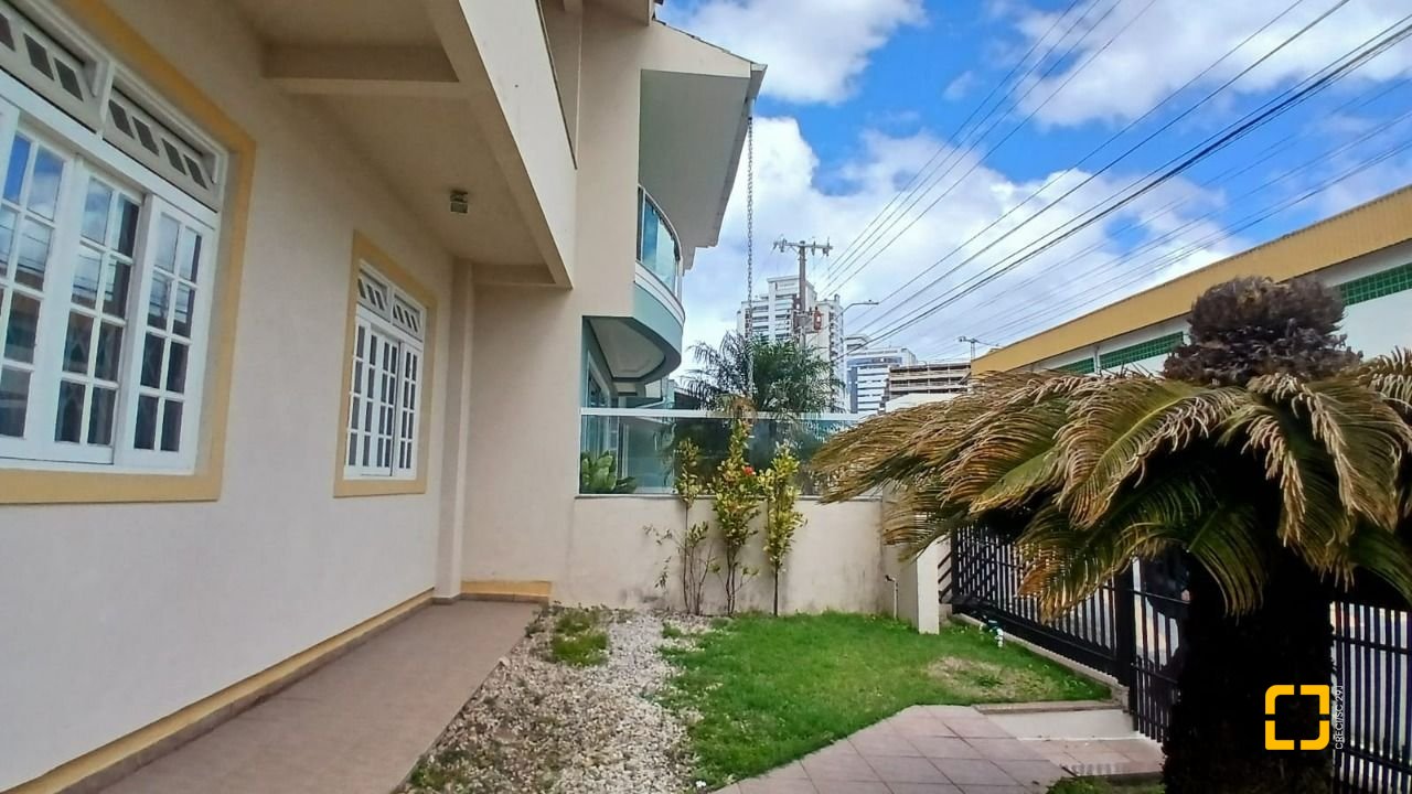 Casa com 237m², 6 quartos (sendo 1 suíte), 6 garagens, no bairro Balneário em Florianópolis