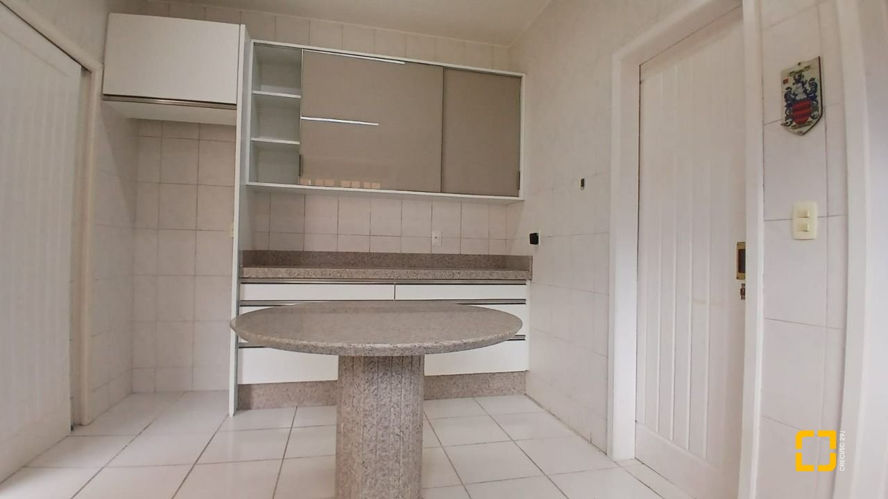 Casa com 237m², 6 quartos (sendo 1 suíte), 6 garagens, no bairro Balneário em Florianópolis