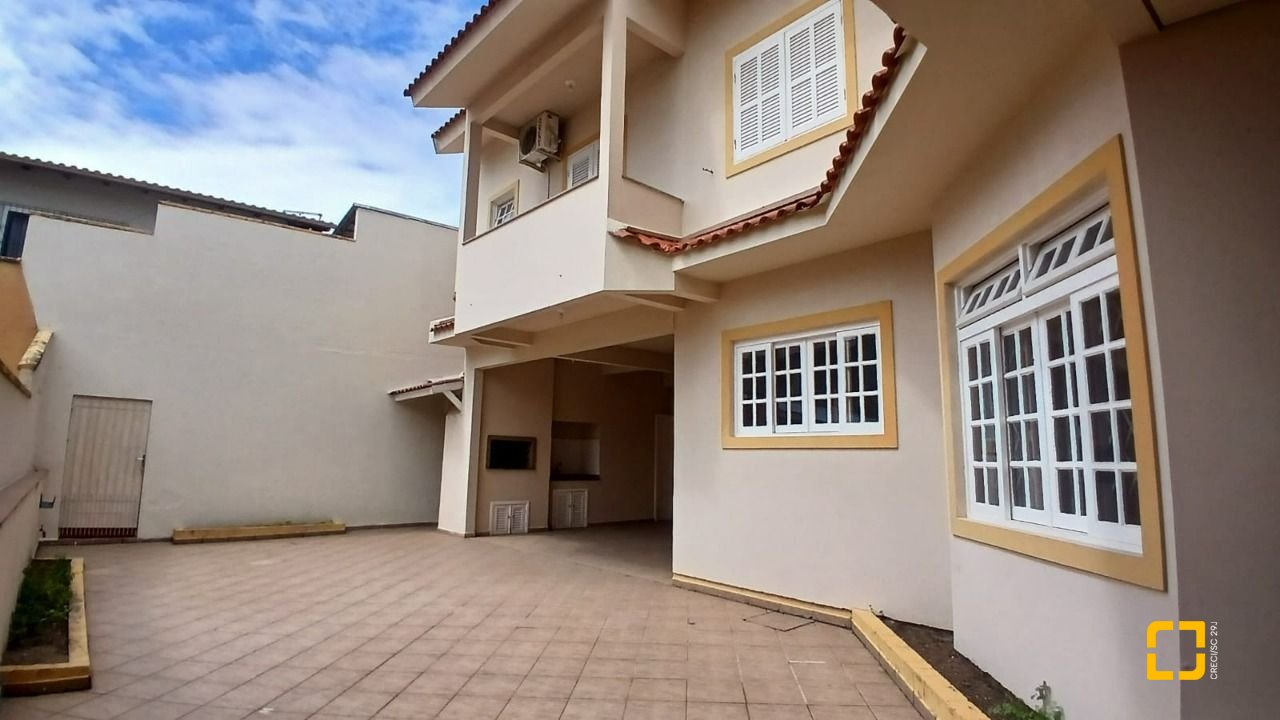 Casa com 237m², 6 quartos (sendo 1 suíte), 6 garagens, no bairro Balneário em Florianópolis