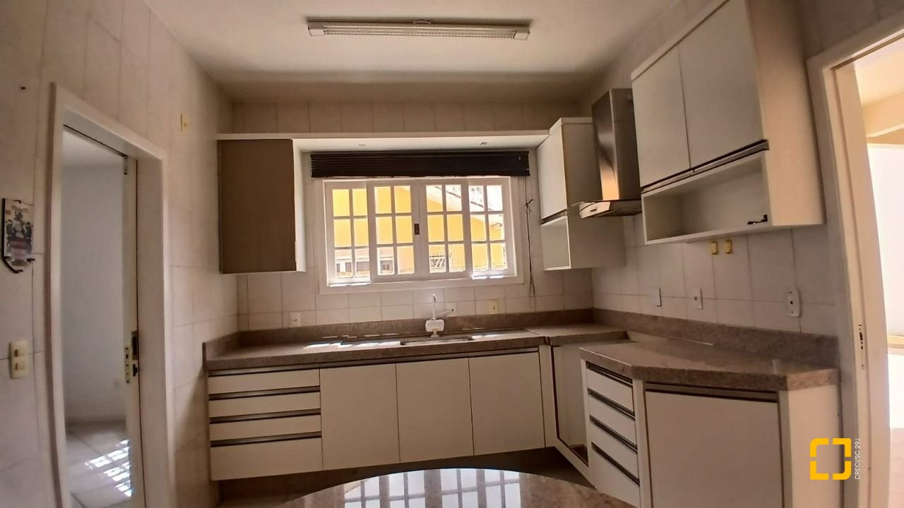 Casa com 237m², 6 quartos (sendo 1 suíte), 6 garagens, no bairro Balneário em Florianópolis