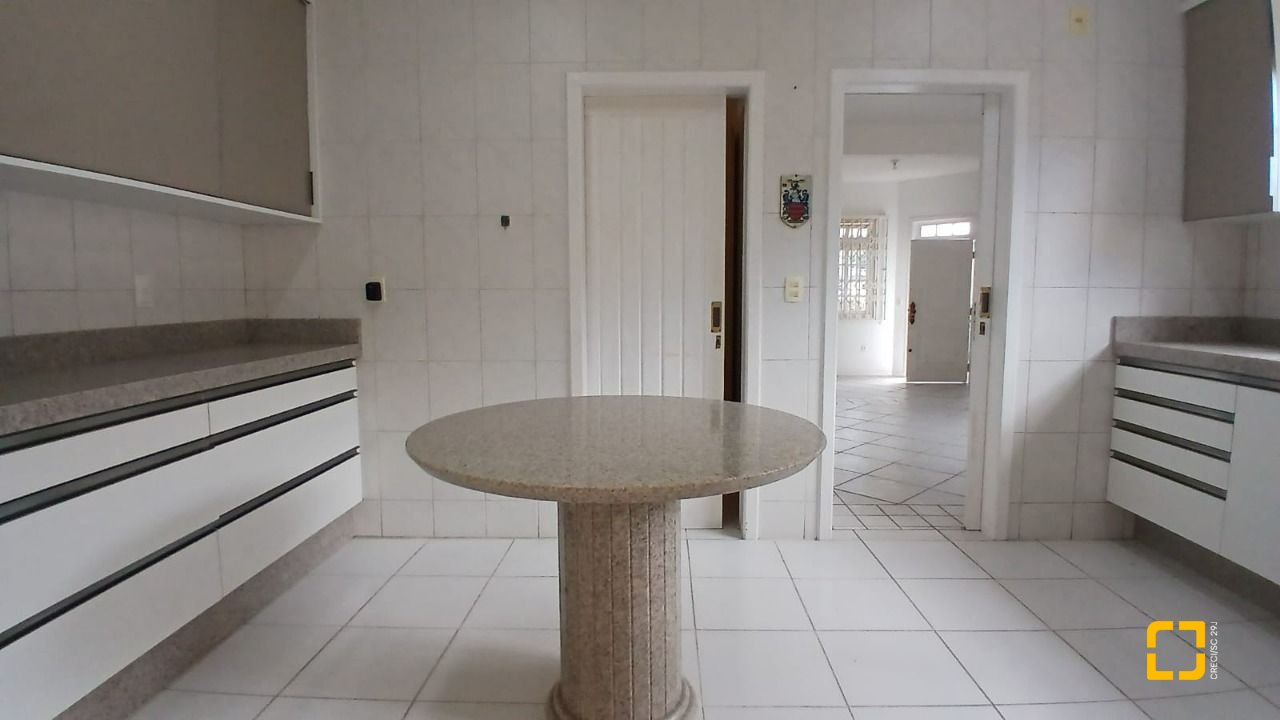 Casa com 237m², 6 quartos (sendo 1 suíte), 6 garagens, no bairro Balneário em Florianópolis