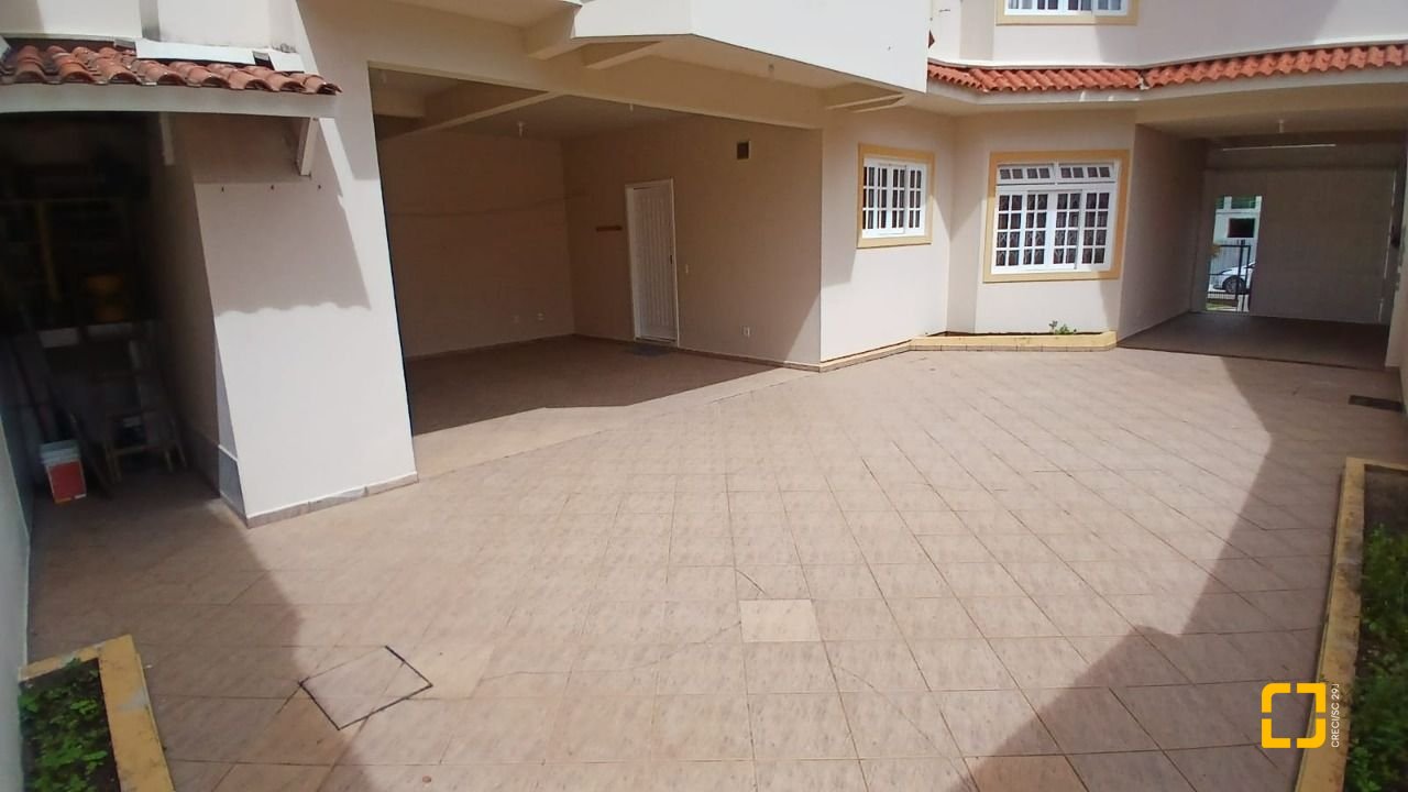Casa com 237m², 6 quartos (sendo 1 suíte), 6 garagens, no bairro Balneário em Florianópolis