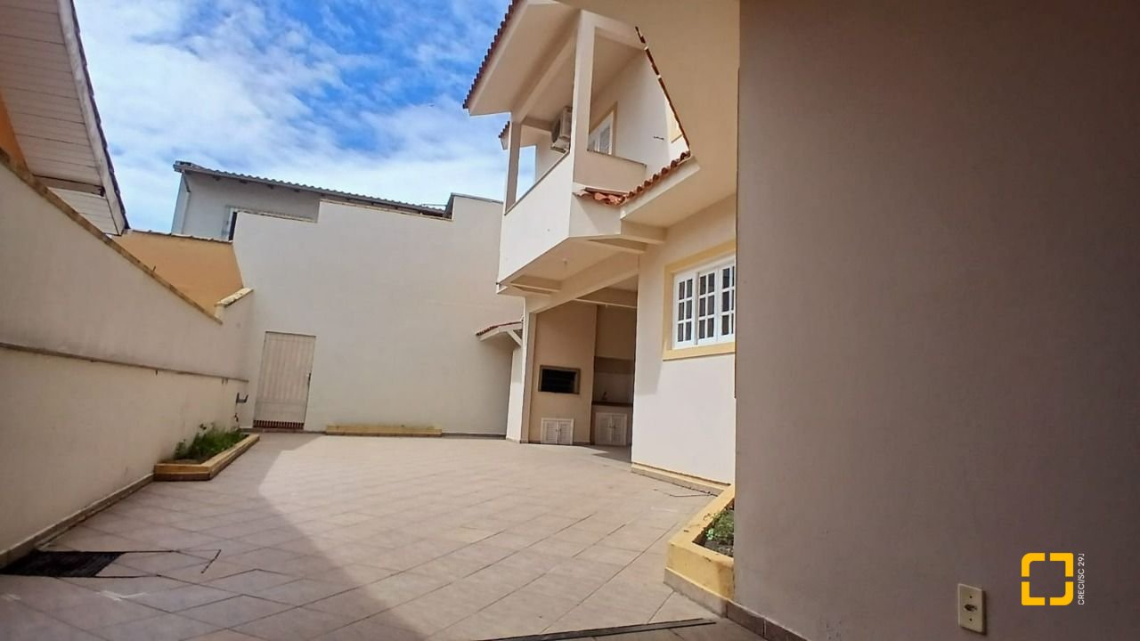 Casa com 237m², 6 quartos (sendo 1 suíte), 6 garagens, no bairro Balneário em Florianópolis