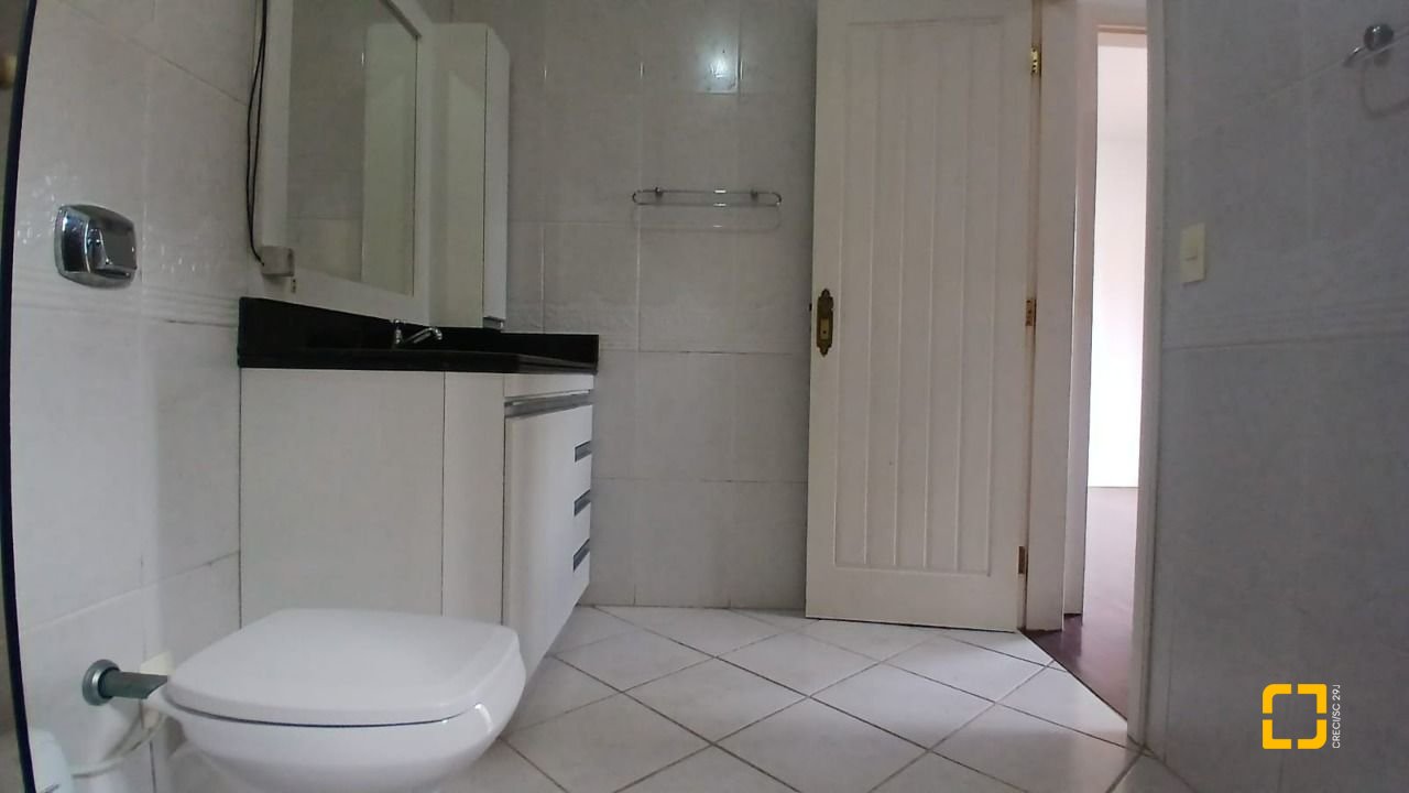 Casa com 237m², 6 quartos (sendo 1 suíte), 6 garagens, no bairro Balneário em Florianópolis