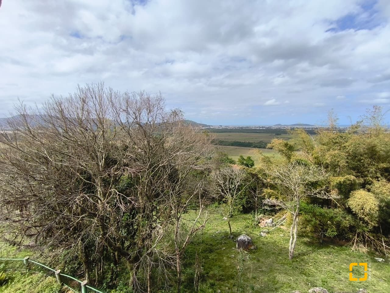 Sítio com 68000m², 6 quartos (sendo 1 suíte), 10 garagens, no bairro Campeche em Florianópolis