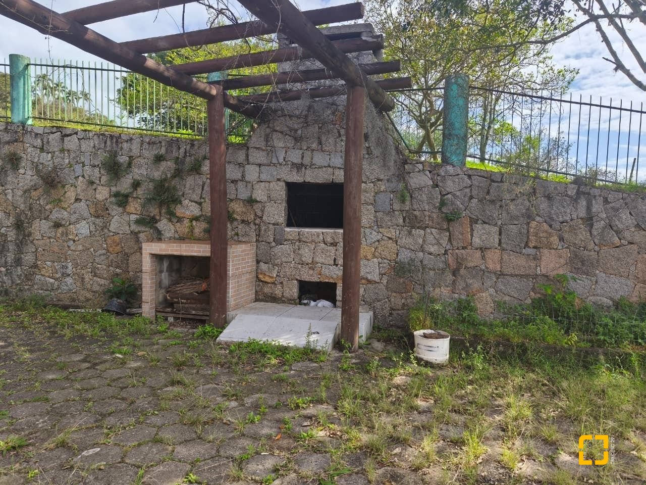 Sítio com 68000m², 6 quartos (sendo 1 suíte), 10 garagens, no bairro Campeche em Florianópolis