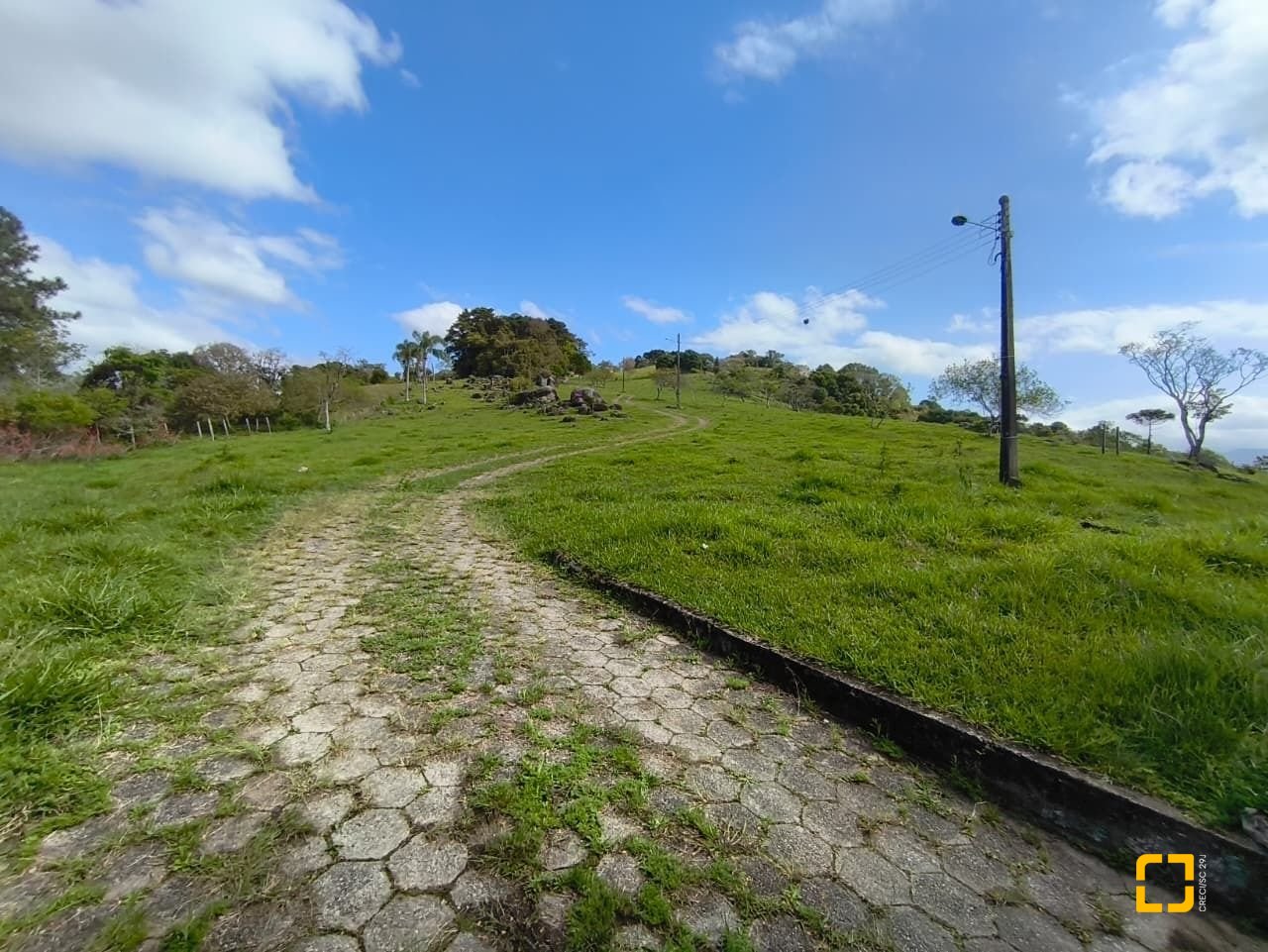 Sítio com 68000m², 6 quartos (sendo 1 suíte), 10 garagens, no bairro Campeche em Florianópolis