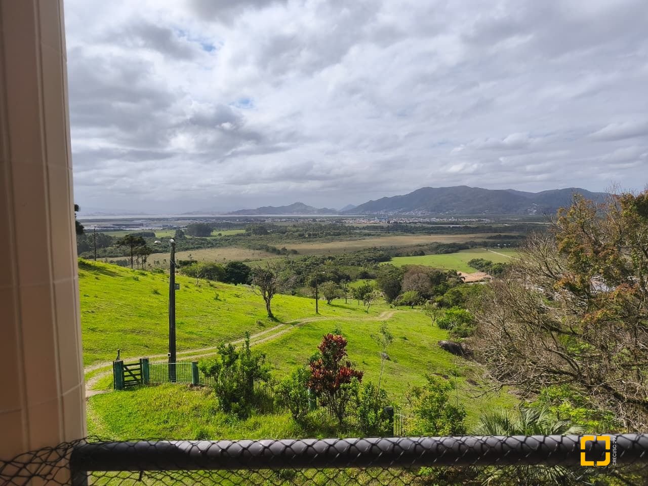 Sítio com 68000m², 6 quartos (sendo 1 suíte), 10 garagens, no bairro Campeche em Florianópolis