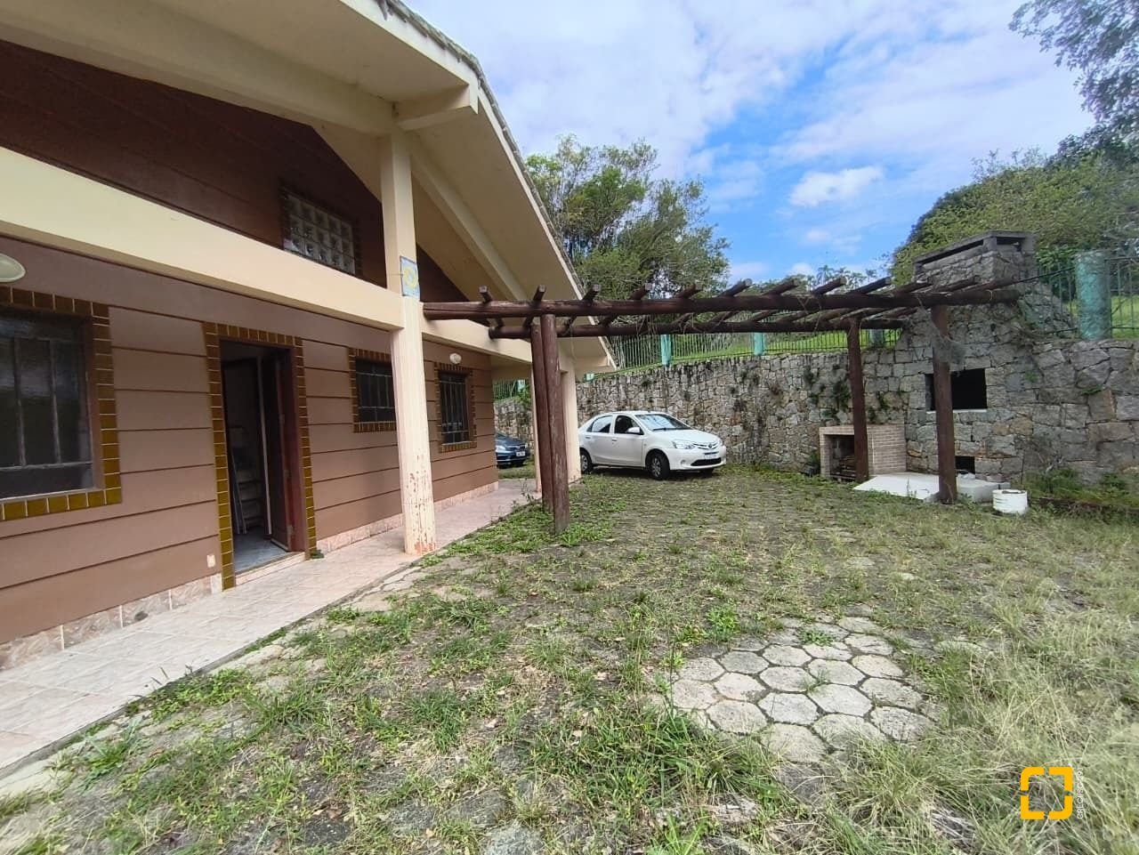 Sítio com 68000m², 6 quartos (sendo 1 suíte), 10 garagens, no bairro Campeche em Florianópolis