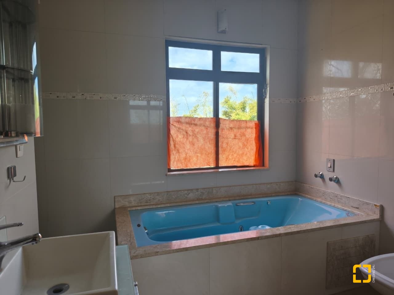 Sítio com 68000m², 6 quartos (sendo 1 suíte), 10 garagens, no bairro Campeche em Florianópolis