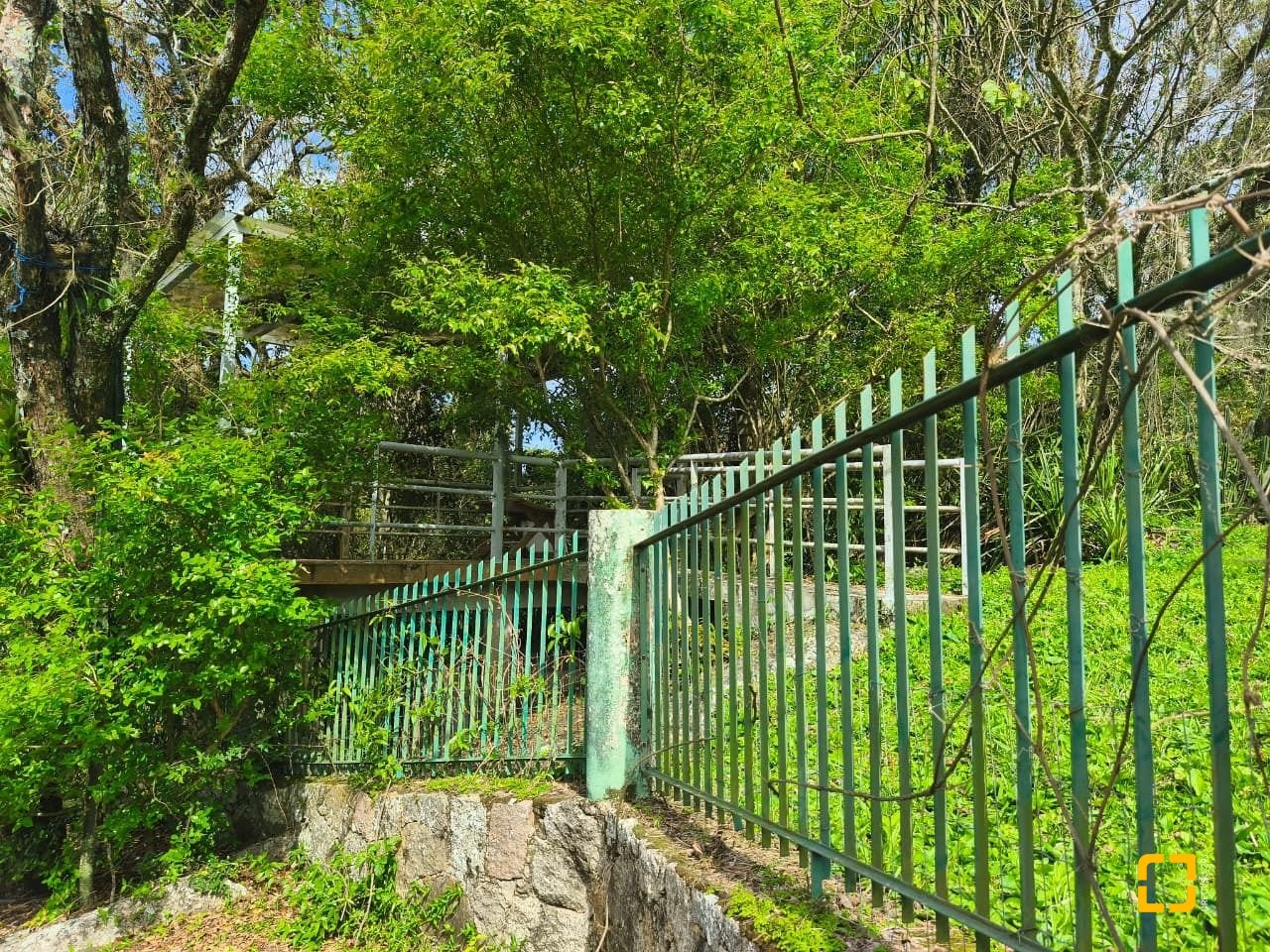 Sítio com 68000m², 6 quartos (sendo 1 suíte), 10 garagens, no bairro Campeche em Florianópolis