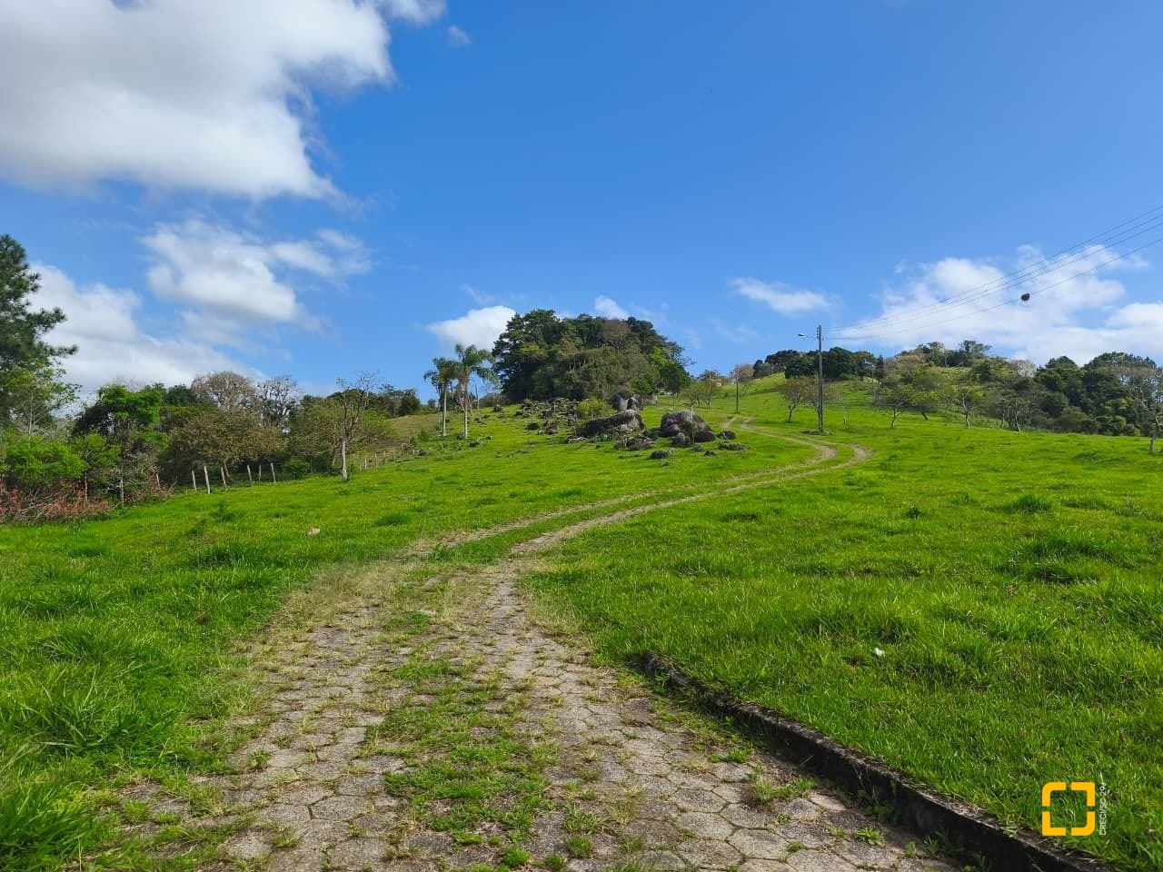 Sítio com 68000m², 6 quartos (sendo 1 suíte), 10 garagens, no bairro Campeche em Florianópolis