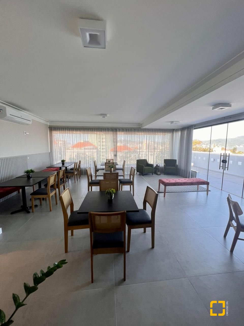 Apartamento com 62m², 3 quartos (sendo 1 suíte), 1 garagem, no bairro Coqueiros em Florianópolis