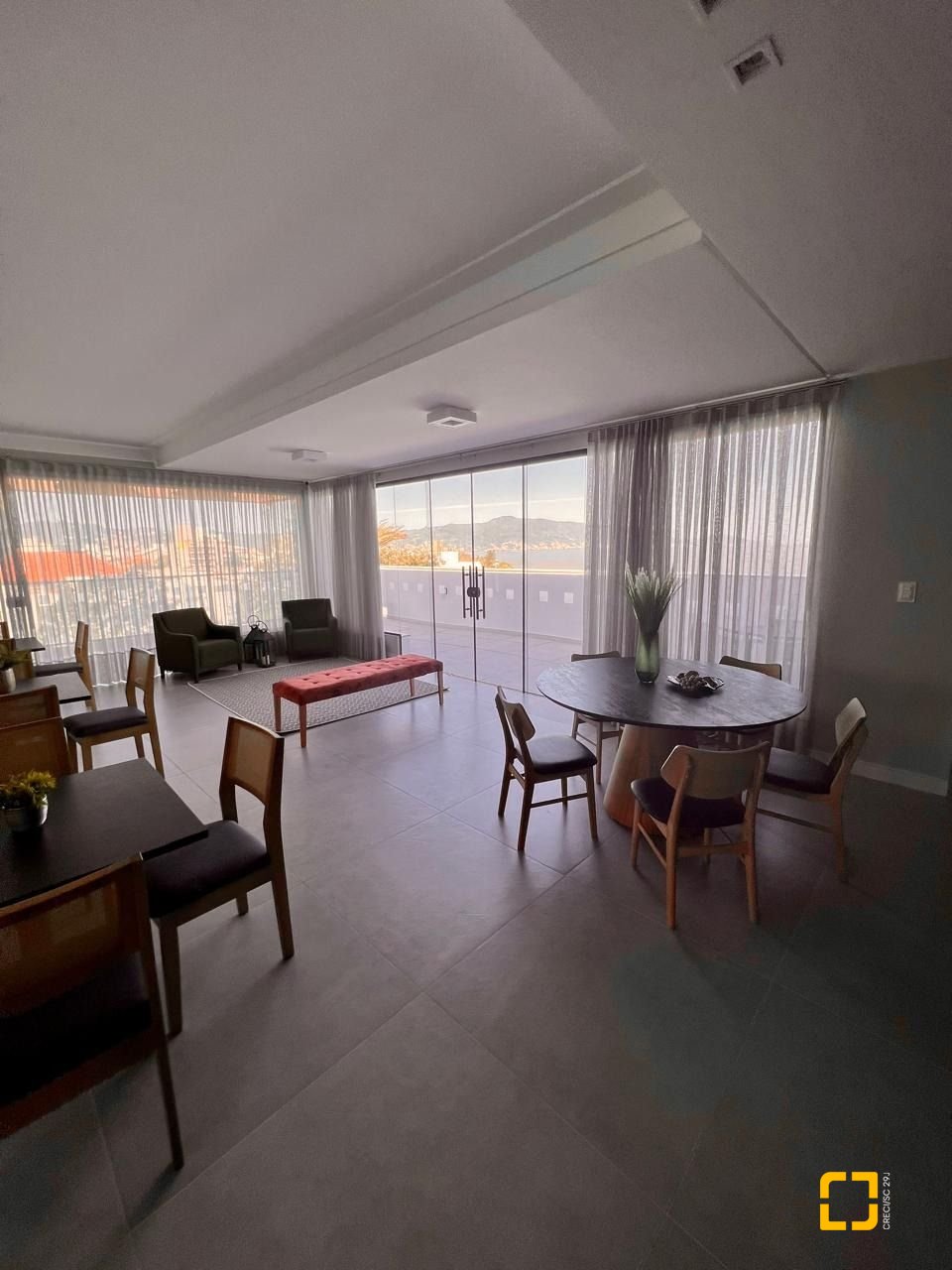 Apartamento com 62m², 3 quartos (sendo 1 suíte), 1 garagem, no bairro Coqueiros em Florianópolis