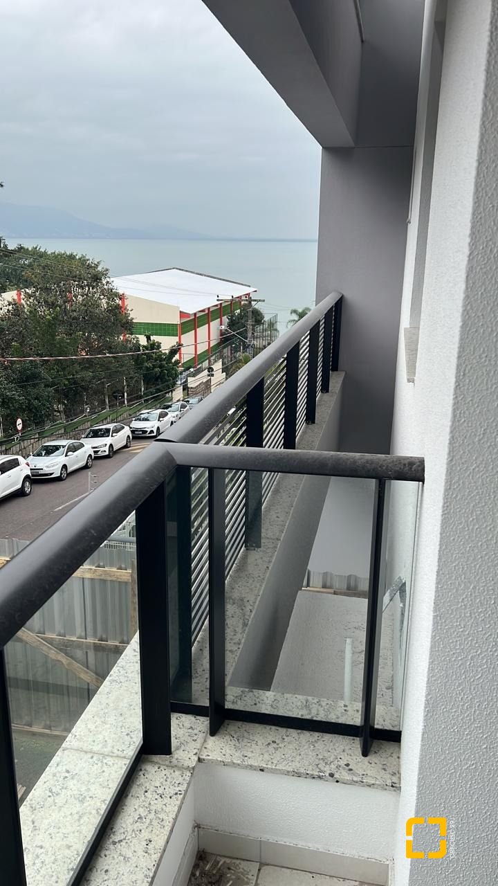 Apartamento com 62m², 3 quartos (sendo 1 suíte), 1 garagem, no bairro Coqueiros em Florianópolis