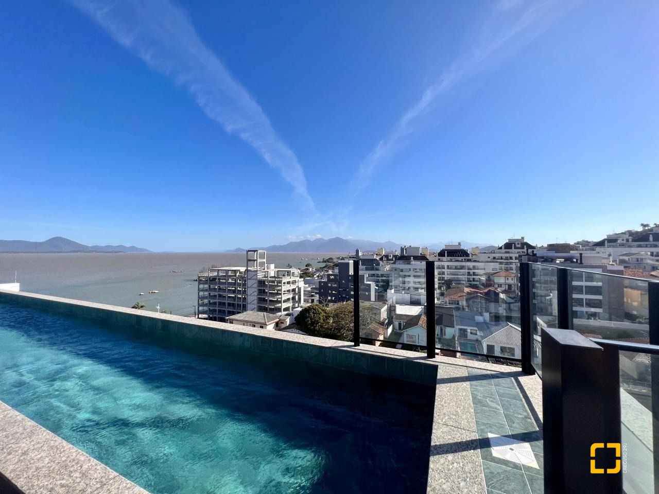 Apartamento com 62m², 3 quartos (sendo 1 suíte), 1 garagem, no bairro Coqueiros em Florianópolis