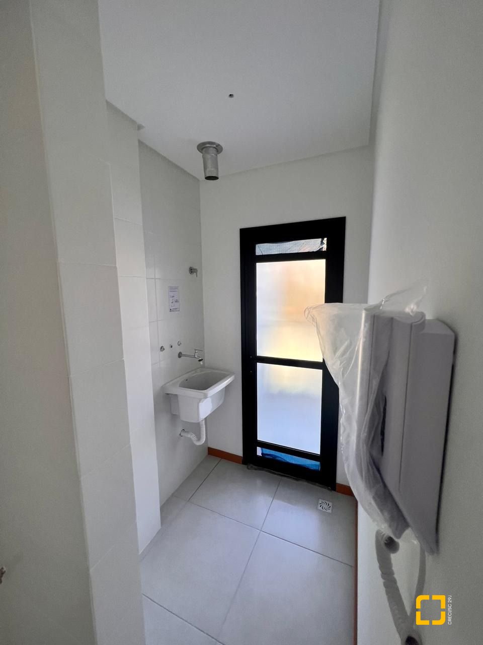 Apartamento com 62m², 3 quartos (sendo 1 suíte), 1 garagem, no bairro Coqueiros em Florianópolis