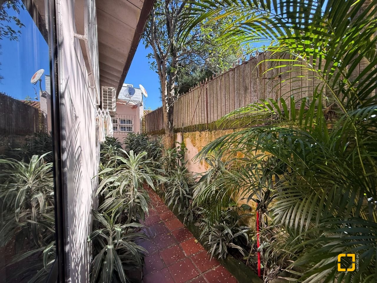 Casa com 229m², 5 quartos (sendo 1 suíte), 4 garagens, no bairro Parque São Jorge em Florianópolis