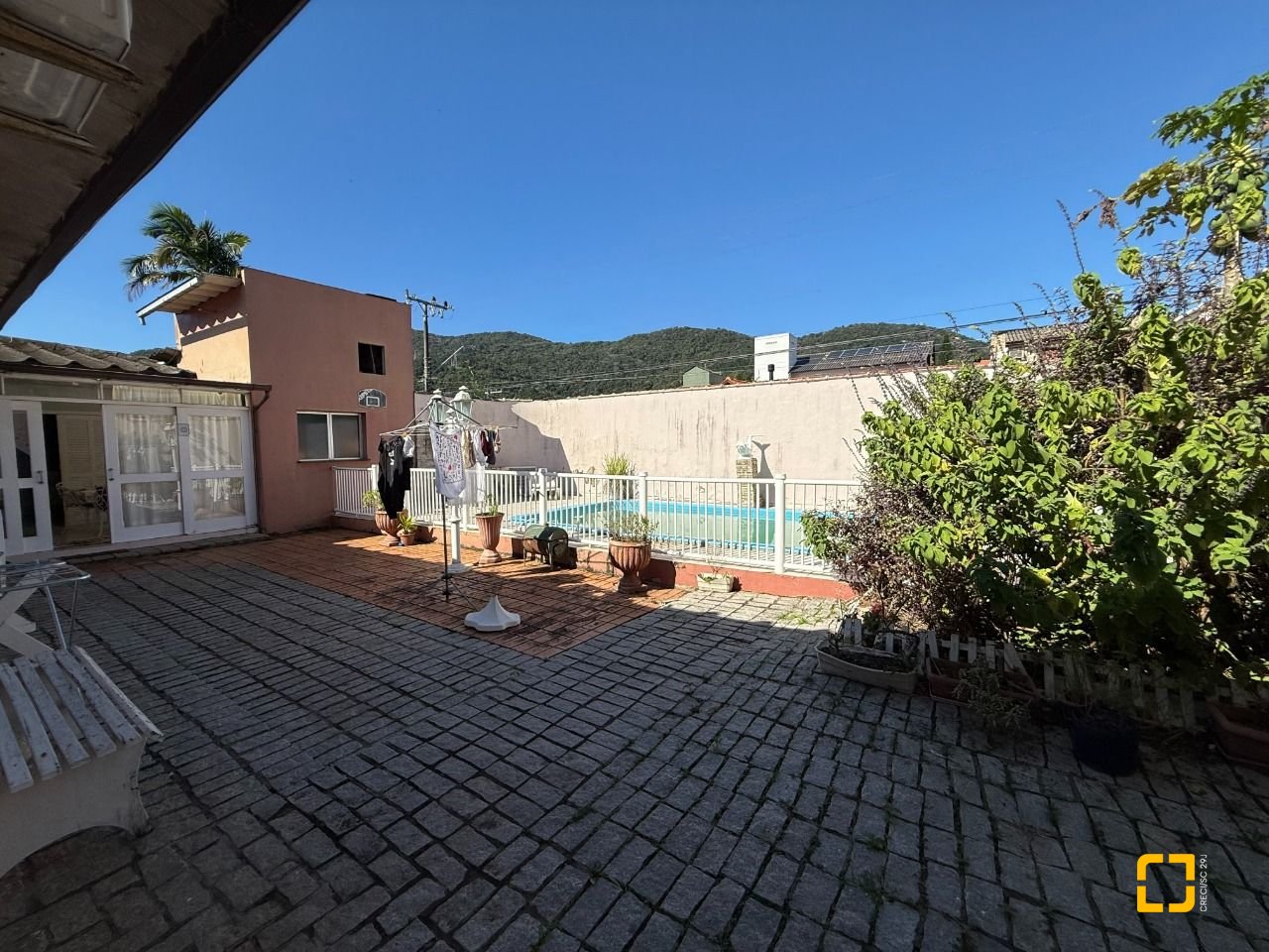 Casa com 229m², 5 quartos (sendo 1 suíte), 4 garagens, no bairro Parque São Jorge em Florianópolis