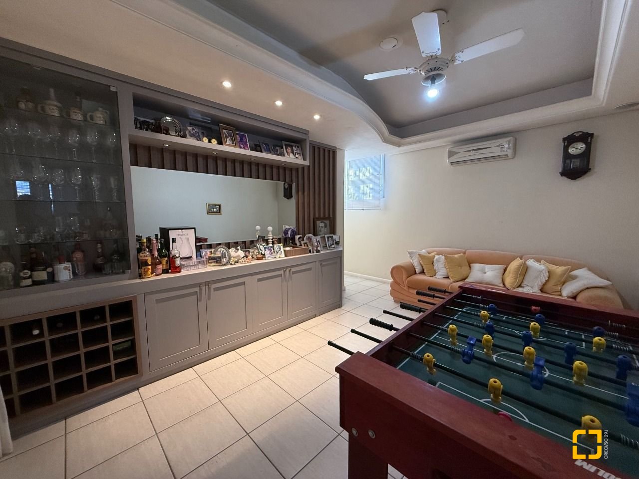 Casa com 229m², 5 quartos (sendo 1 suíte), 4 garagens, no bairro Parque São Jorge em Florianópolis