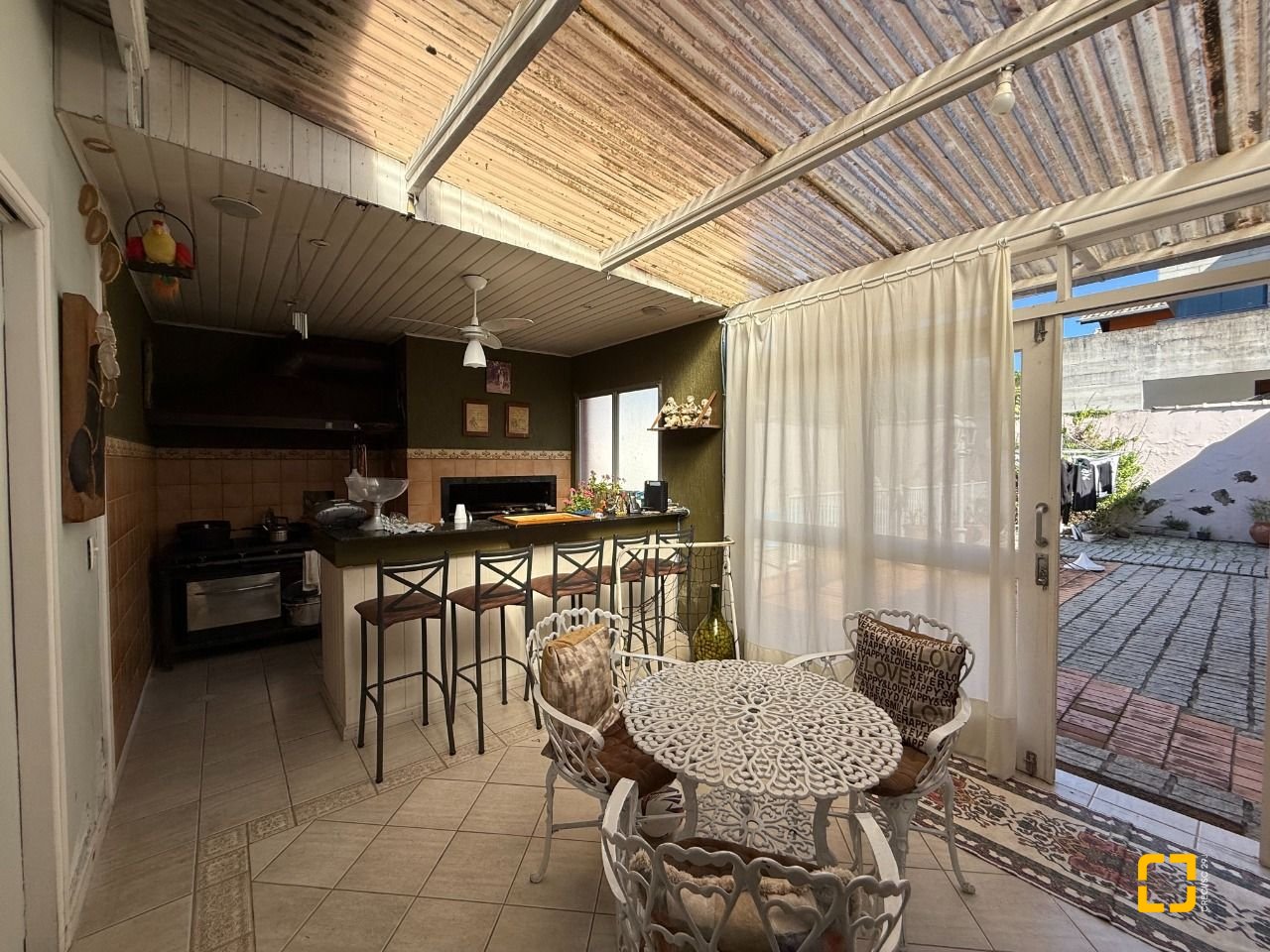 Casa com 229m², 5 quartos (sendo 1 suíte), 4 garagens, no bairro Parque São Jorge em Florianópolis