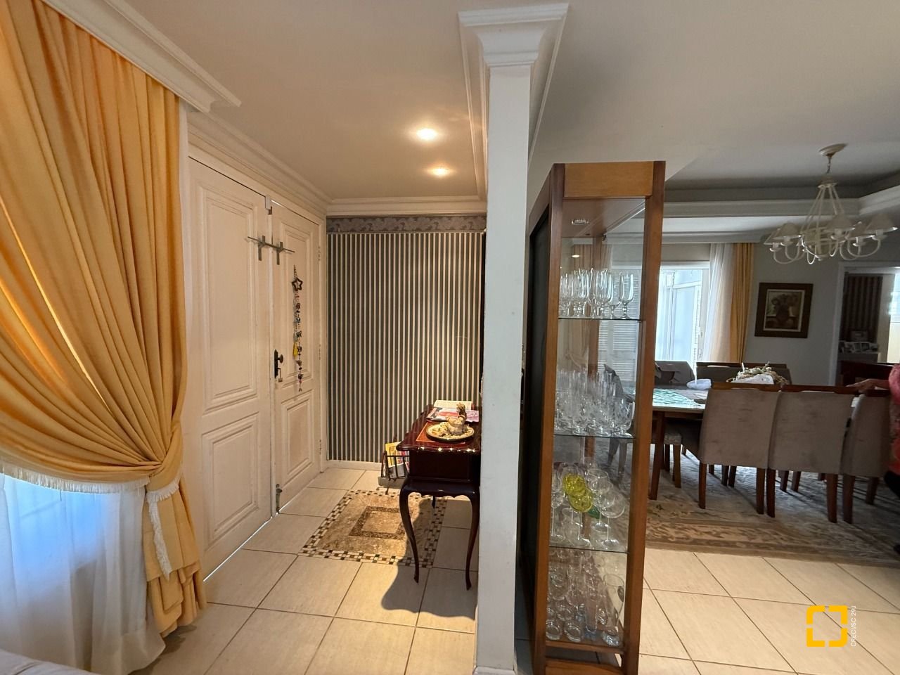 Casa com 229m², 5 quartos (sendo 1 suíte), 4 garagens, no bairro Parque São Jorge em Florianópolis
